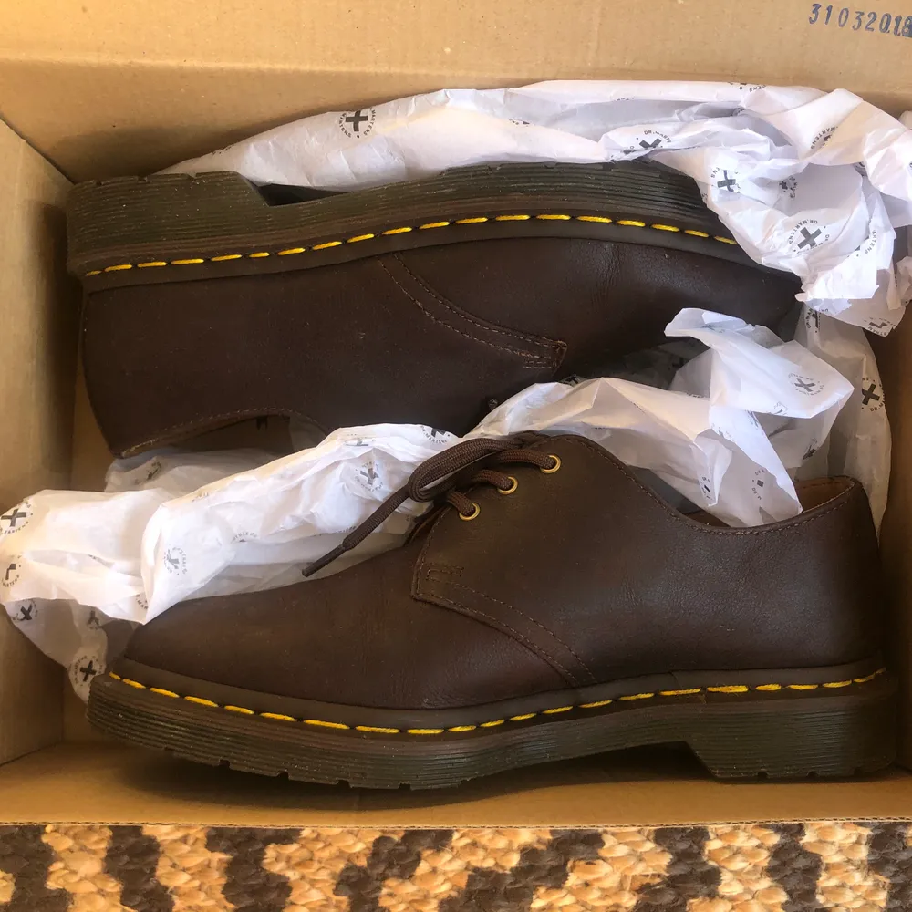 Selger mine Dr. Martens sko som er brukt kun 2 ganger, da de er for store. Kan sende i post eller du kan hente de i Stockholm:-) de er så gode som nye <3. Skor.