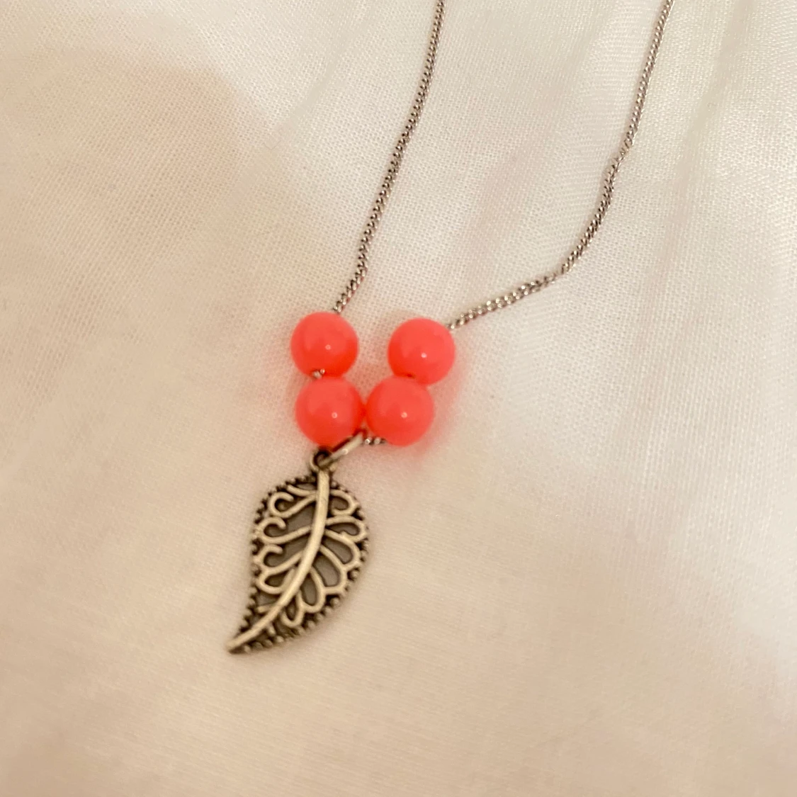 Halsband med fjäder och pärlor - 90