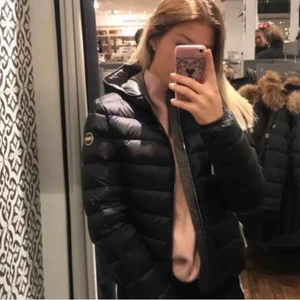Colmar jacka - Lägger ut min svarta dunjacka ifrån colmar igen men har sänkt priset lite. Den är i jättebra skick då den bara är använd en vinter. Nypris 4999kr inköpt på NK i Stockholm.