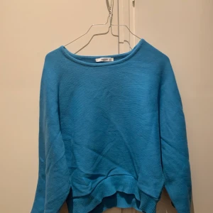 Blå mango tröja strl s - Blå tröja från mango. Den har lite större armar. Använd 1-2 ggr. Säljer för 109 men priset kan sänkas!