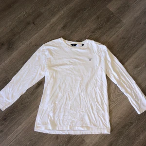 Gant tröja - Vit tröja från Gant i strl 170cm / 15 år. Sitter som en S vuxen. Knappt använd, jättebra skick. Inte strykt på bilden.