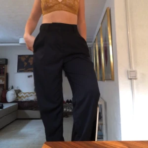 Kostymbyxor WEEKDAY - Så jäkla orimligt att jag ska släppa dessa men används inte tillräckligt mycket!! SÅ coola byxor i tunnare kostymmaterial fr Weekday. Lägger sig snyggt längs fötterna sådär lite långt. Oversize fit men liten i midjan. Helt enkelt perfekta! Vi delar frakt😘