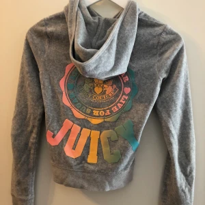 Grå hoodie från juicy couture - Grå supercool hoodie, lite sliten därav priset, storlek small