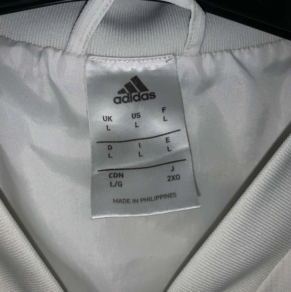 Säljer nu min adidas kofta/vindjacka, 2 stycken fickor med blixtlås på sidan, nypris tror jag ligger på 6/700kr (fraktar endast) (filmar när den ska fraktas) . Tröjor & Koftor.