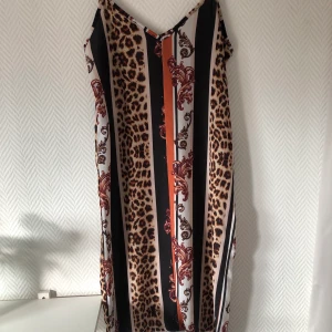 Klänning - Klänning i avslappnat material, sitter fint mot kroppen. Frakt ingår i priset. Står storlek 10, jag är cirka en 36-38, sitter fint på mig.