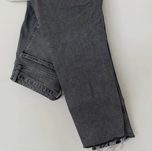 Jättefina mom jeans som jag köpte här på plick, men tyvärr var dem för stora i midjan! Dem är i storlek 38, men skulle kunna passa en 36:a😃 Säljes för 250 inkl fraktkostnaden🤗. Jeans & Byxor.