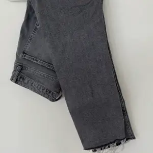 Jättefina mom jeans som jag köpte här på plick, men tyvärr var dem för stora i midjan! Dem är i storlek 38, men skulle kunna passa en 36:a😃 Säljes för 250 inkl fraktkostnaden🤗