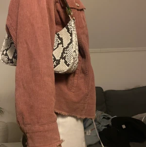 Zara jacka - Säljer min jätte fina mörkrosa jeans jacka som är manchester tyg✨ den är från zara och är i storlek XS✨ inga hål eller slitningar