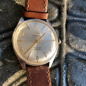 Atlantic Worldmaster klocka - Säljer en gammal fin äldre modell klocka från märke Atlantic Worldmaster •Helt fungerade •Inget batteri behövs då man vrider upp den bara.  •Pris: 1000 kr 📬Kan skickas mot fraktkostnad 📍Kan mötes upp i Mölnlycke