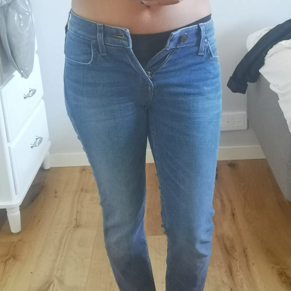 Nästan som oanvänd! Lee jeans i storlek W:25 och Längd 30 isch. Jag har bett dom sy upp för de va ganska långa på mig. Jag är 158 cm. Går ner till ankeln på mig. Säljer de eftersom jag har gått upp i vikt 😅. Jeans & Byxor.