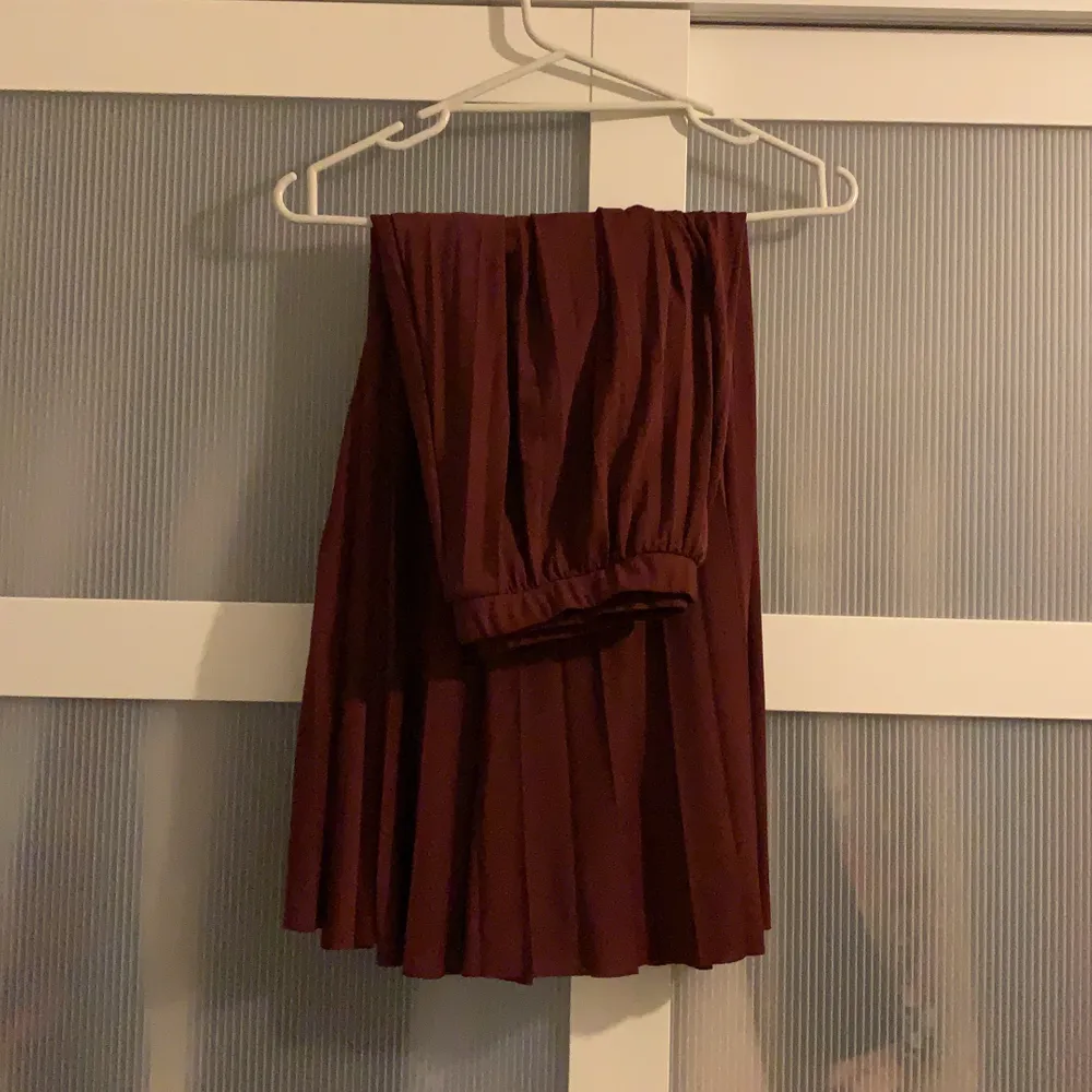 Vinröd midi kjol från h&m, använd 2-3 gånger. Kan hämtas i farsta centrum.. Kjolar.