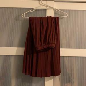 Vinröd midi kjol från h&m, använd 2-3 gånger. Kan hämtas i farsta centrum.