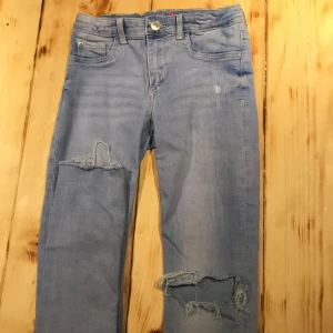 As snygga H&M jeans  - Jag säljer dessa snygga H&M jeans pågrund av att dom är för små för mig. Jag har klippt ett hål på vänstra benet som ser helt okej ut när man har dom på sig😍 Köparen står för frakten 