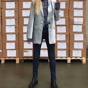 Tomorrow Denim Jeans - Säljer ett par Tomorrow Denim Jeans i ekologisk bomull, supercoola med slits nere vid foten. 