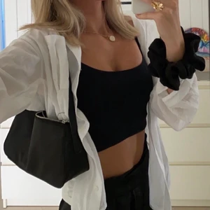 Svart väska  - Fin svart väska som passar till allt! Köpare står för frakt 