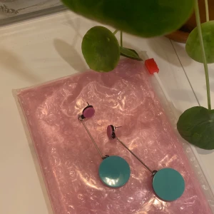 Söta cirkel örhängen  - Super söta örhängen i baby blått och ljus rosa. 