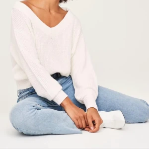 V ringad stickad tröja - INTRESSEKOLL! Krämvit stickad tröja från ginatrico. Använd men har inga tydliga defekter. Man kan ha den som off shoulder. Säljer vid bra bud