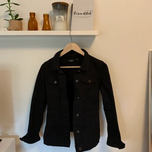 Jeansjacka - Oanvänd jeansjacka svart från Kappahl