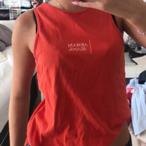 Orange Armani linne - Superfint Armani jeans linne. Säljer på grund av att det aldrig kommer till användning men älskar detta linne. Köpt second hand men bra skick. Det sitter lite löst på mig som är en S normalt, men skulle säga att det passar allt från xs-m beroende på hur man vill att det ska sitta.
