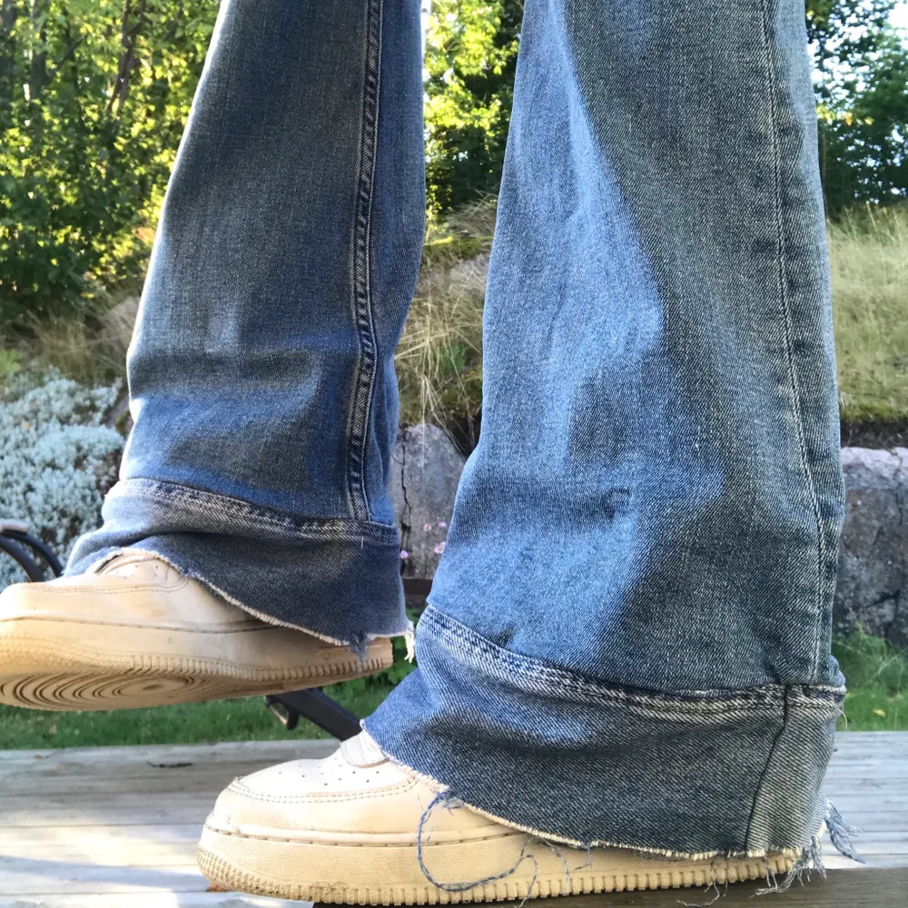 köpta från lee men har själv sytt jeansen längre så att de går ner över skorna på mig som är 174cm. fina och unika! (+ frakt = 44kr) som nya!!. Jeans & Byxor.