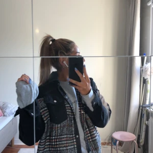 Jeansjacka  - Säljer min fina jeansjacka från zara som är i väldigt bra skick och köpt för ungefär ett halv år sen. Säljer den pga att ja finner ingen användning för den längre. Det är storlek Xs men sitter som en S