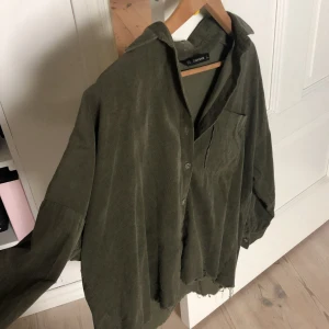 Skjorta/jacka  - Säljer denna militärgröna skjorta/ jacka ifrån zara. Jag har klippt av den nertill så där går ner till rumpan på mig som är 160-165cm. 
