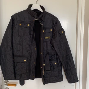 Klassisk och stilren barbour jacka  - Den klassiska och stilrena barbour jackan inköpt hösten 2019 på kidsbrandstore, använd ett fåtal gånger och är i fint skick. Nypris: 1790, priset kan diskuteras. Det är ungdomsstorlekar MEN jackan passar även XS/S