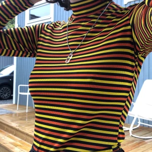 Randig polotröja  - Snygg och cool tunn polotröja från Reclaimed vintage. Fint att ha under en enfärgad hoodie/sweatshirt. Buda!!