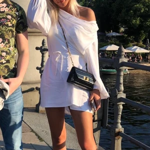 Hanna Schönberg X NA-KD - Säljer nu min vita omlott klänning från Hanna Schönbergs senaste kollektion med NA-KD, klänningen än endast använd 1 gång och skicket är som nytt! (Köparen står för frakten).