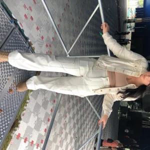 Ljus jeansjacka fråm boohoo - Vit/beige jeansjacka den boohoo med mörk beige / bruna sömmar. Väldigt fin jeansjacka som tyvärr inte passar längre. Strl 40 men skulle säga mer en 36-38. Använt ett par gånger men det är bra kvalite och den ser ny ut. 