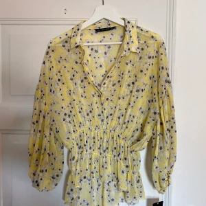 Blus från Zara i storlek L - Fin blus från Zara i storlek L. Använd endast en gång. 