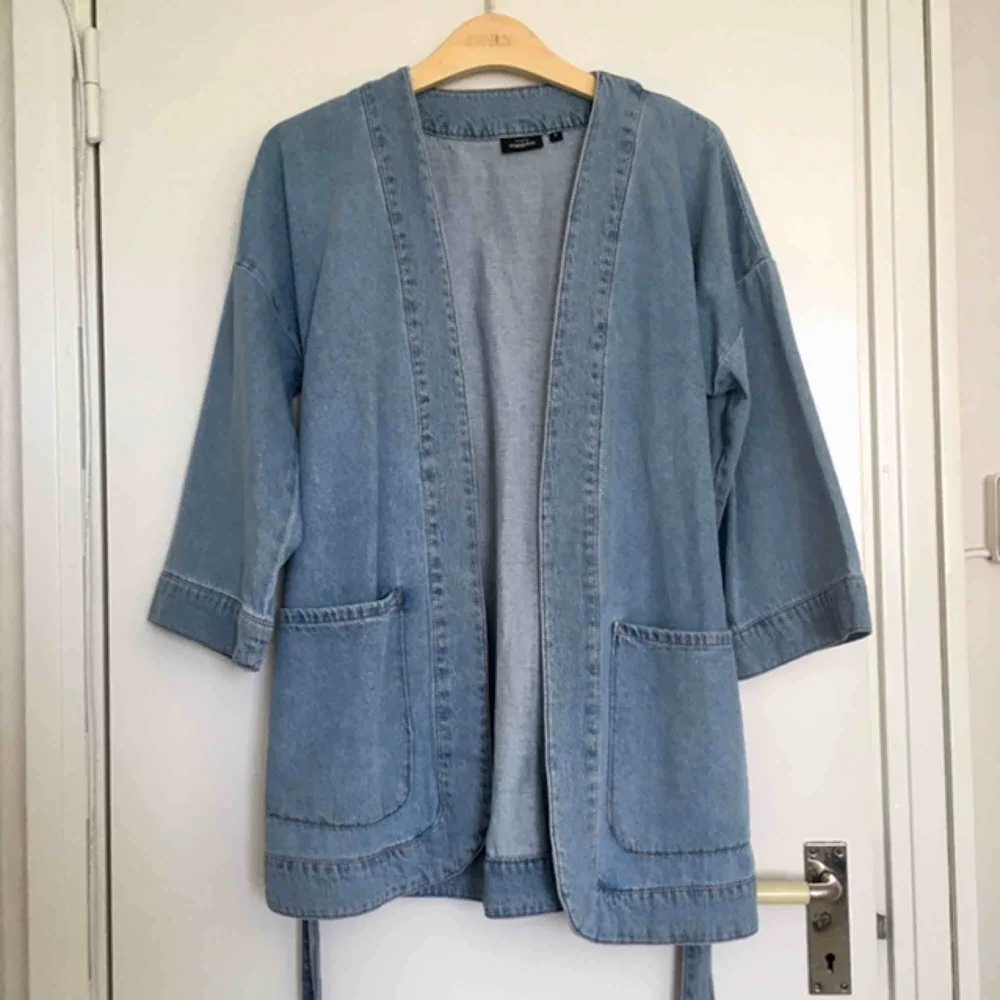 superfin jeansjacka i kimono-modell ✨💕   hämtas i stockholm eller skickas via post (då står köparen för frakten) 🌟🌱. Jackor.