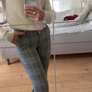 Kostymbyxor - Rutiga kostymbyxor från h&m. Riktigt snygga i storlek xs, kunden står för frakt men kan mötas upp i umeå🥰💘🦋buda i kommentarerna, nuvarande bud-80kr