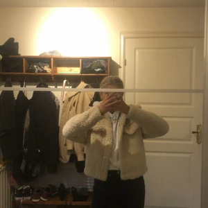 Teddyjacka - Säljer denna mysiga teddyjacka från Gina då den inte kommer till användning
