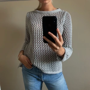 Grå stickad tröja - Superfin grå stickad tröja med små ”hål”. Lite längre baktill. Aldrig använd