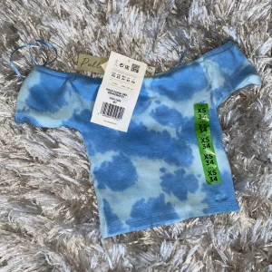 Tie dye off shoulder top - Blå tie dye off shoulder topp, helt ny från Pull & Bear. Storlek XS. Säljer för 50kr eller bud + frakt 💙
