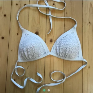 Bikini från Cubus  - En vit bikini med snörning, tror det är storlek 38, kupan är som A