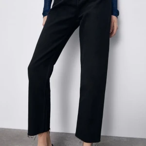 Svarta jeans från Zara - Helt oanvända svarta high rise straight ankle jeans från Zara. Prislappen är kvar, de köptes för 399kr. De andra bilderna visar den riltiga färgen på dom.🥰