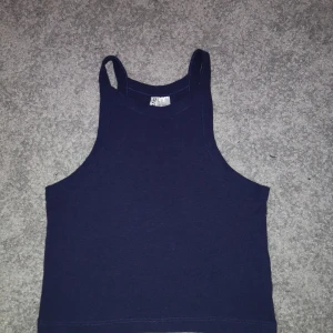 Lila linne från H&M - Töjbart linne, mjukt, aldrig använts 