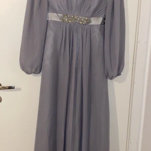 Gråblå klänning i stl m - Långärmad klänning med strassmidja och puffärmar 
