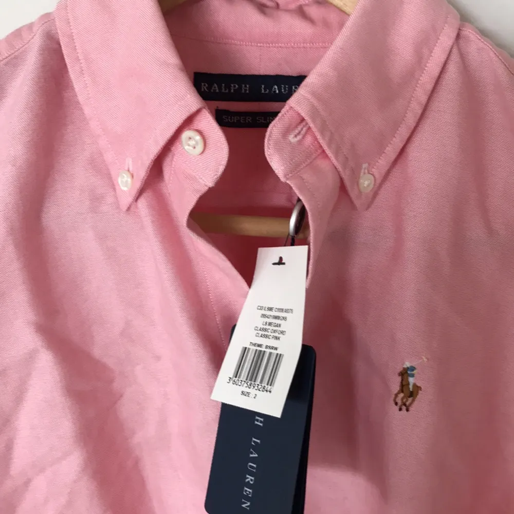 Ralph Lauren skjorta. Aldrig använd. Inköpt på NK. Modell super slim fit.  Frakt tillkommer, 50kr. . Blusar.