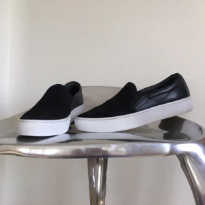  - Slipon-skor från märket vagabond! Använda fåtal gånger, så praktiskt taget nya. Små 37or