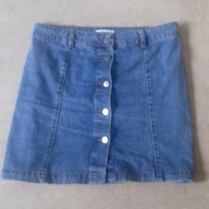  - Jeanskjol från envii -köpt i Köpenhamn.  Mycket bra skick. nypris 500 kr. 