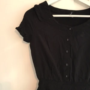  - Kort klänning med knappar från HM. Hämtas vid Medborgarplatsen i Sthlm eller skickar mot fraktkostnad. 