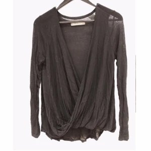  - Långärmad tröja i omlottmodell från Zara, den är i ganska tunt tyg som man ser på bilden. 