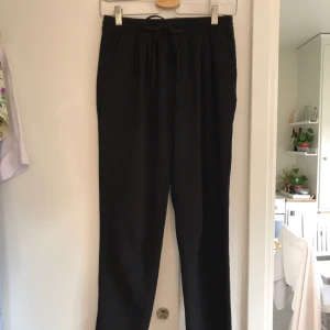  - Byxor från hm.  Hämtas vid Medborgarplatsen eller skickas mot fraktkostnad.