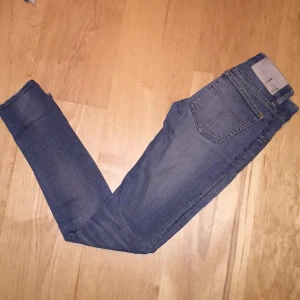  - Blå grå tvättning - storlek 24/32 - låg midja - stretch - mötas upp eller så postar jag