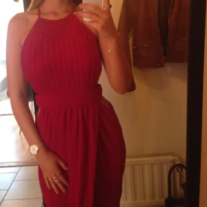  - Långklänning från Nelly. Öppen i sidorna, slits framtill. Bra passform 