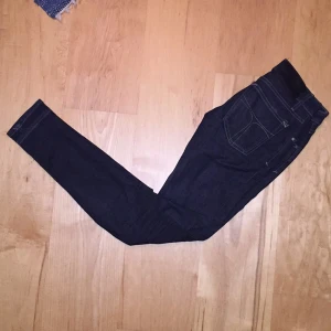  - Super snygga Mörkblå Tiger Jeans med låg midja - 25/32 - stretch