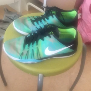  - Nike skor i bra skick, du får vad du ser på bilden. Titta gärna tydligt.   Storlek 37, stabila och sköna skor! Knappt 6 månader gamla. 